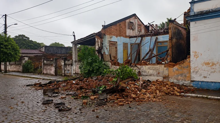 Parte de casa desaba no centro de Belmonte e ameaça imóvel vizinho