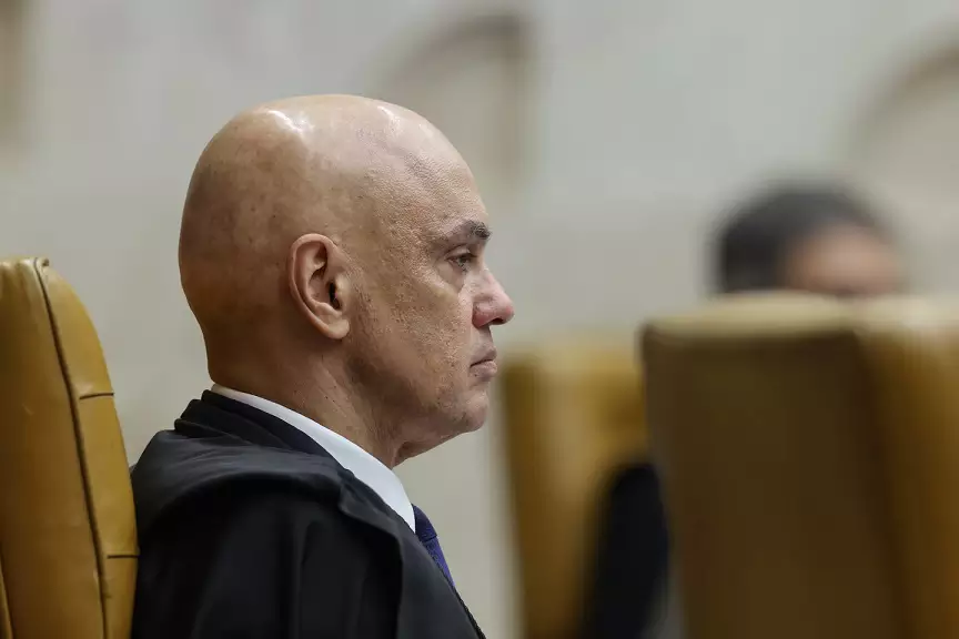 Ministros do Supremo defendem que Alexandre de Moraes paute a redução de pena para livrar Bolsonaro de prisão