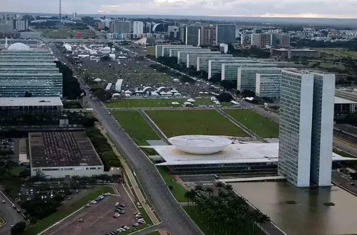 Lula vai procurar o centrão e condiciona nomeações para ministérios a votos no Congresso