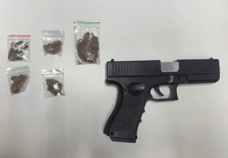 Homem é preso com simulacro de arma de fogo e drogas na Praça do Phoc I em Camaçari