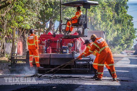Prefeitura realiza pavimentação da Avenida Panhossi, no Jardim Liberdade