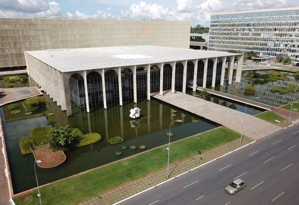 Itamaraty atrasa salários e repasses a postos no exterior