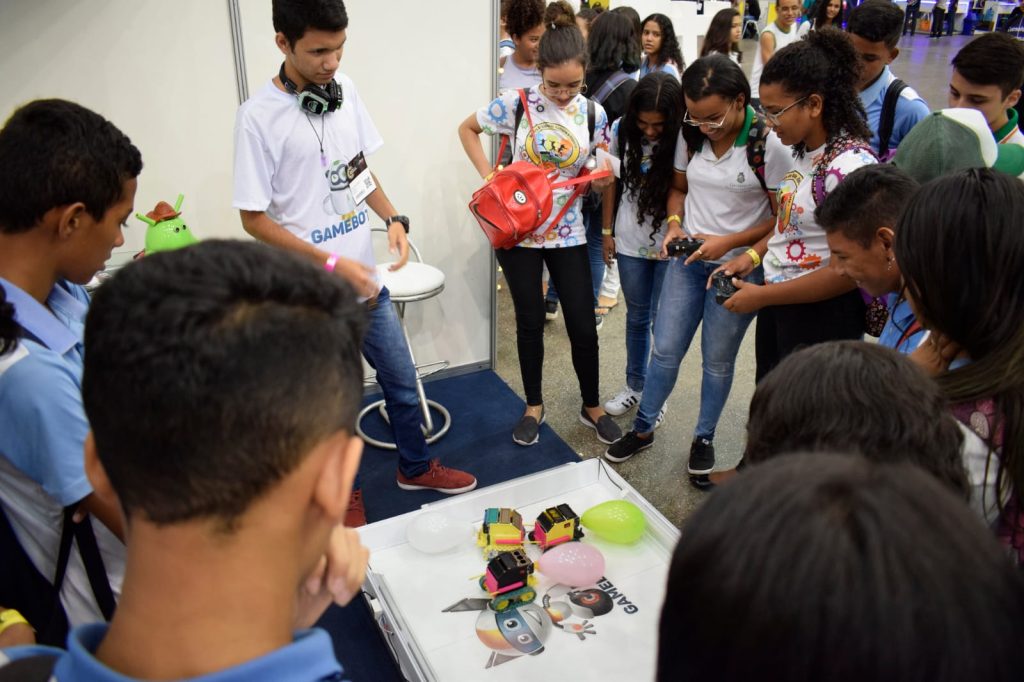 Torneio de robótica reúne estudantes em desafios de tecnologia durante a Feira do Conhecimento 2026
