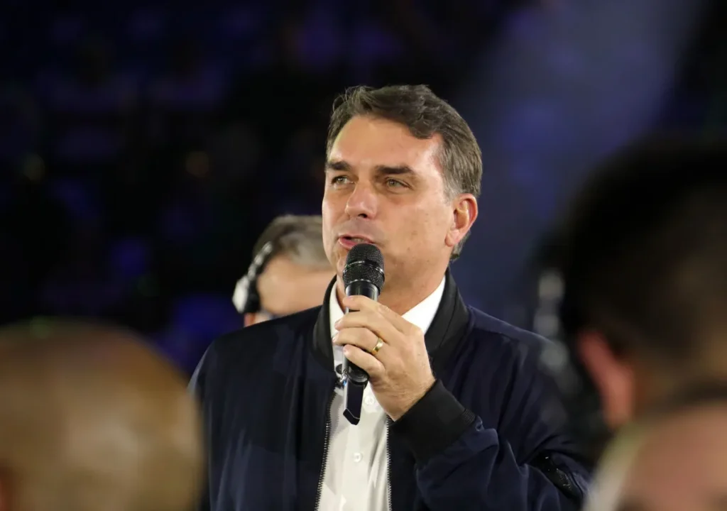 Flávio muda carta e troca “presidente eleito” por “líder do Brasil”