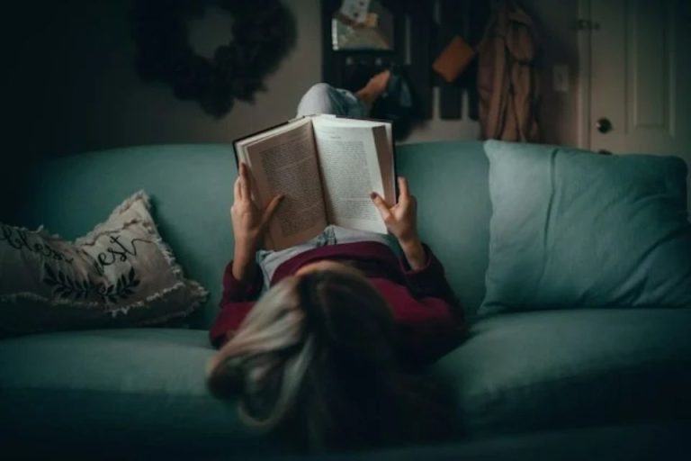 Entre páginas e emoções: como a leitura pode contribuir para o bem-estar