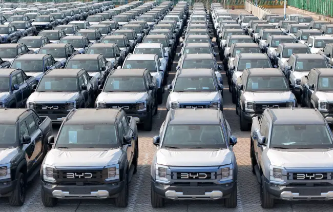 Vendas de carros novos na China desabam 22% e montadoras buscam saída no exterior