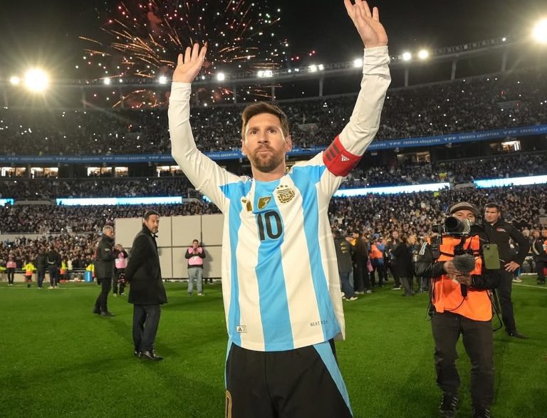 Messi chora, comanda Argentina e se despede com vitória, gol e assistências