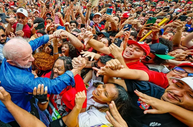 Lula encerra campanha com atos no Rio e SP. Mais de 730 eventos vira-voto estão previstos em todo o país