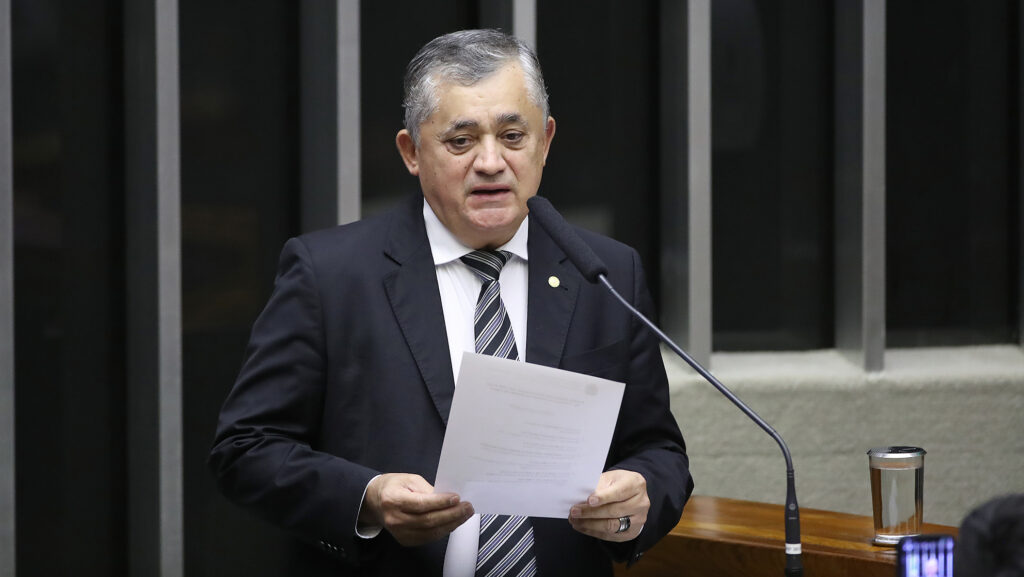José Guimarães reage a fuga de Flávio Bolsonaro para os Estados Unidos
