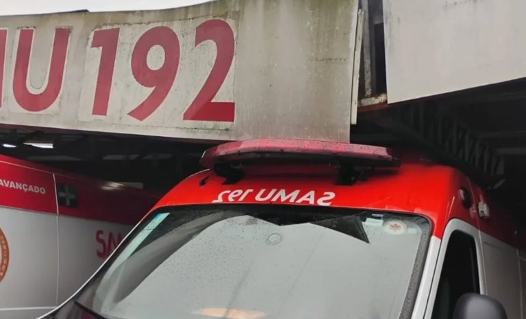 Teto de base do Samu desaba em cima de ambulância em Praia Grande