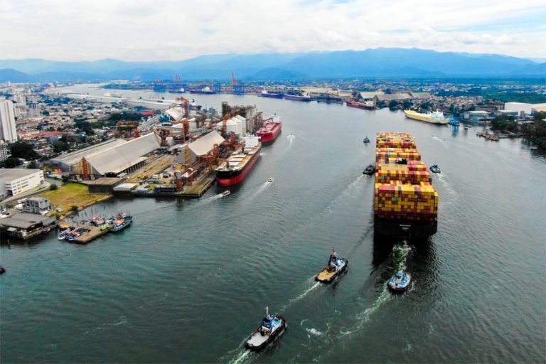 Tráfego de navios no Porto de Santos tem interrupções parciais neste final de semana