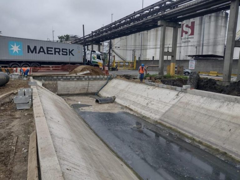 Santos conclui concretagem de canal nas obras para melhorar drenagem e trânsito na Alemoa