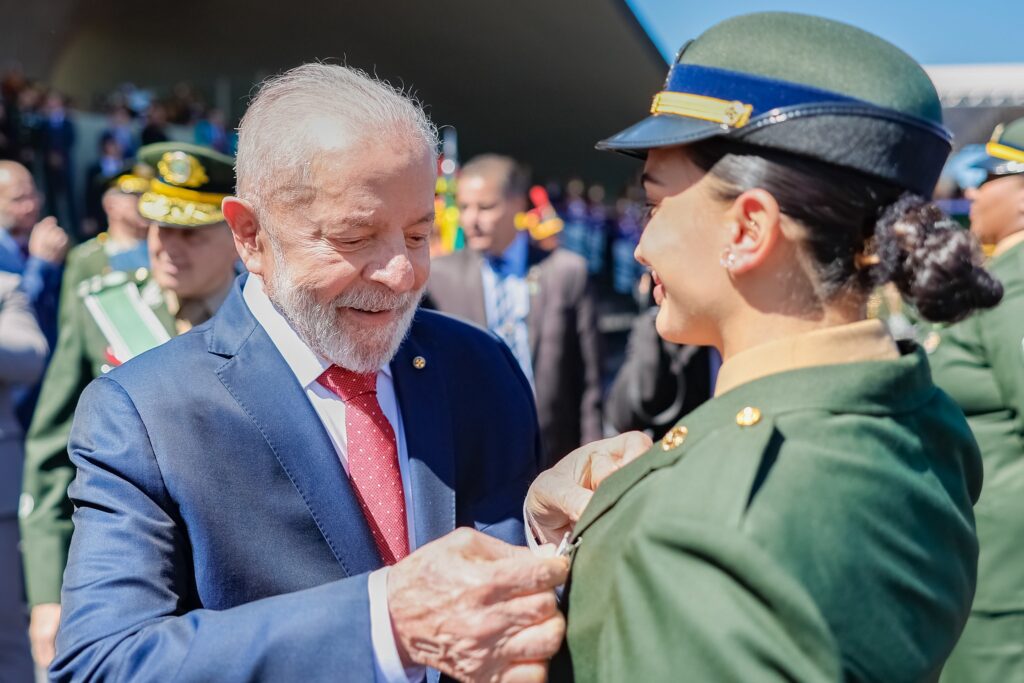 Lula indica mulher para chefiar o Ministério da Defesa