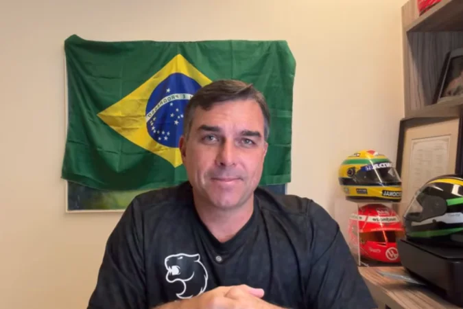Um dia após derrota para Lula, Flávio Bolsonaro é intimado pela PF a entregar passaportes