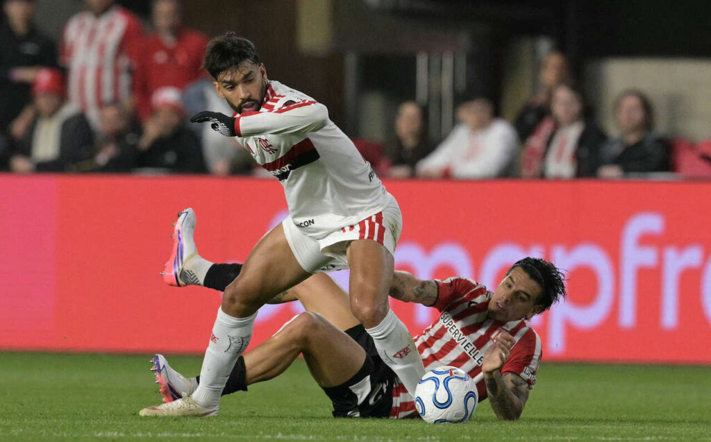 Flamengo segura Estudiantes e decide vaga no Maracanã