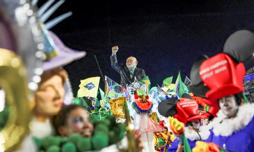 PGE opina que desfile de carnaval sobre Lula não configura propaganda