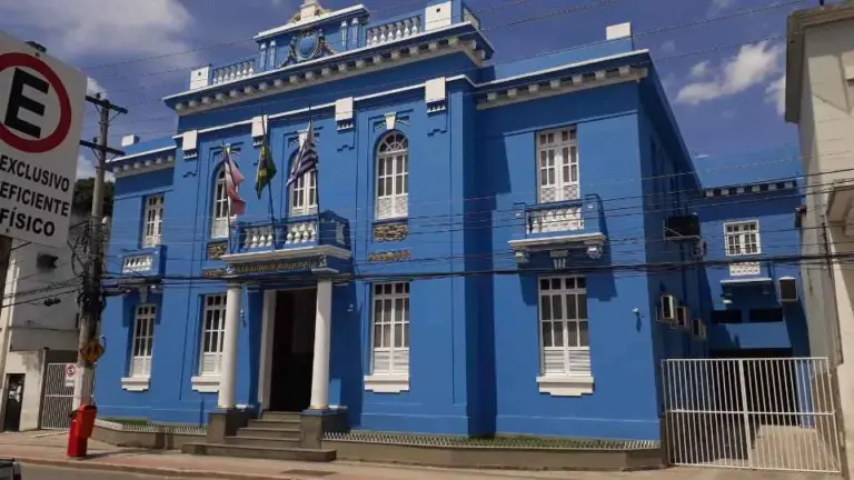 Com custo estimado de até R$ 1,4 milhão, pacote com abono de R$ 3,2 mil e auxílio de R$ 1,4 mil passa na Câmara de Colatina