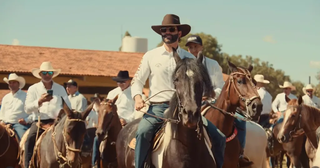 Gusttavo Lima realiza cavalgada e movimenta GO-020; veja vídeo