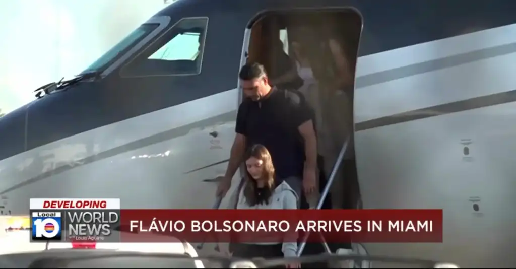 #Eleições2026: Flávio Bolsonaro chega a Miami após deixar o Brasil com a família pela Argentina