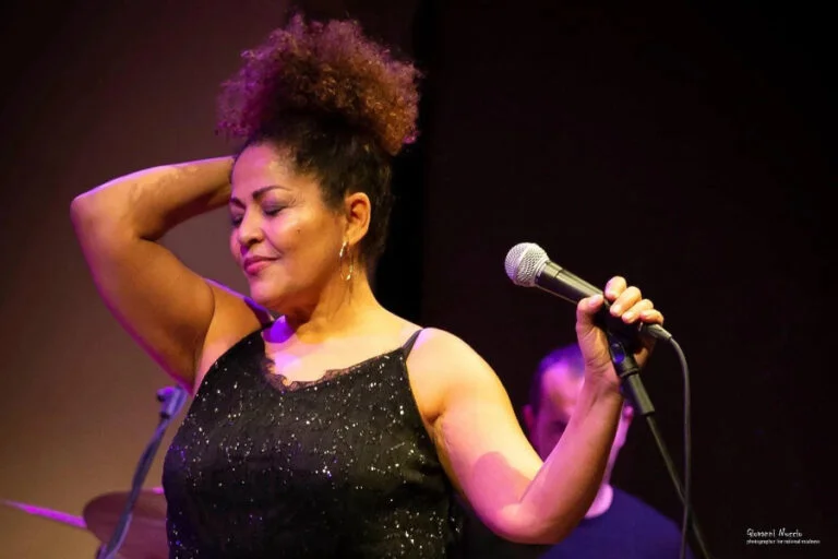 Brasileira com longa trajetória na Itália celebra 40 anos de carreira musical em show especial em Fortaleza neste sábado, 24