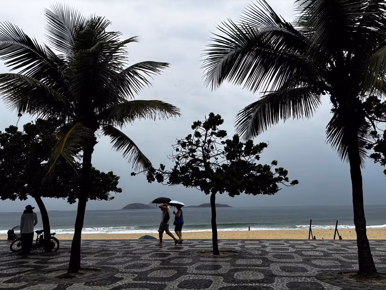 Rio terá fim de semana com chuva e temperaturas amenas; calor pode ganhar força no feriado