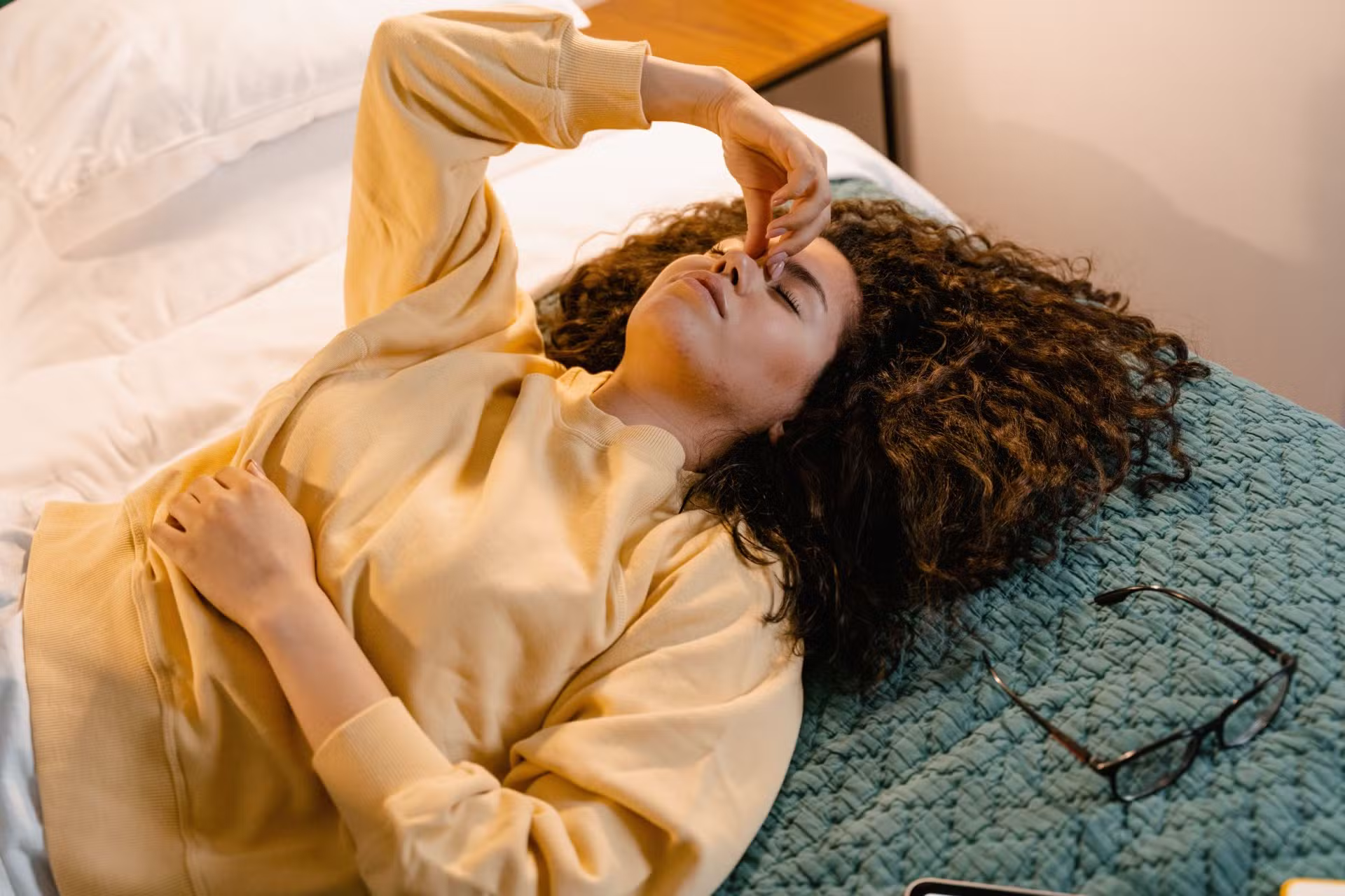 Se você acorda mais cansada do que antes, seu corpo pode estar pedindo movimento