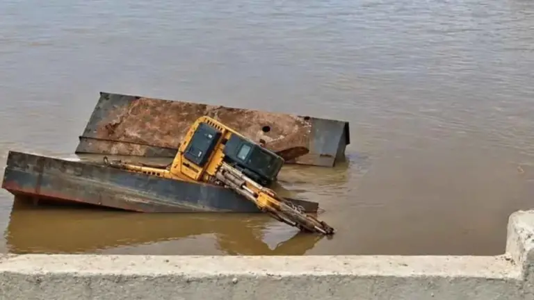 Vídeo | Máquina cai no Rio Doce durante retirada de destroços em Linhares