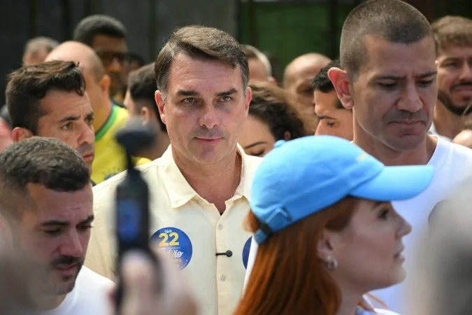 17% dos eleitores de Flávio Bolsonaro dizem votar nele para derrotar Lula, mostra Datafolha
