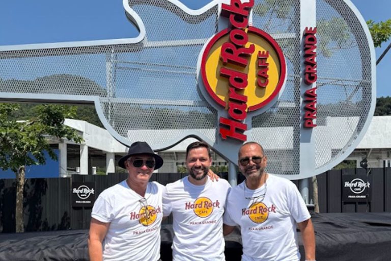Com motociata liderada por Neymar Pai, Praia Grande recebe guitarra oficial do Hard Rock Cafe