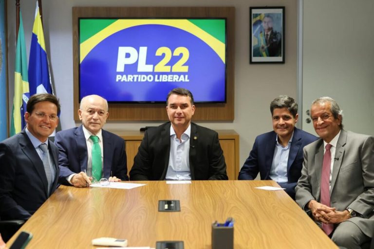 ACM Neto fecha apoio a Flávio Bolsonaro e fará campanha na Bahia
