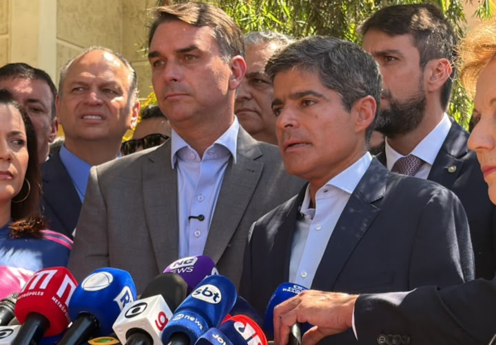Justiça proíbe entrega de título de cidadão de Salvador a Flávio Bolsonaro no Farol da Barra e prevê multa de R$ 500 mil