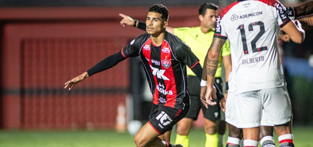 Brasileirão: Vitória e Chapecoense se enfrentam no Barradão nesta quarta