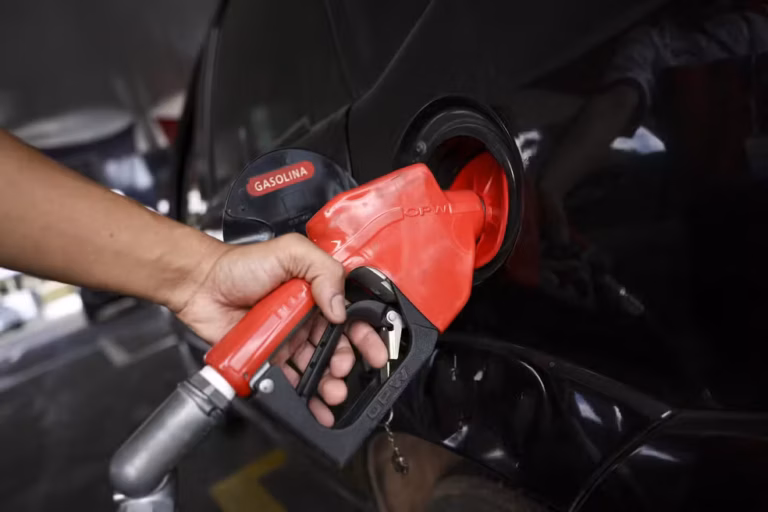 Nova gasolina com mais etanol chega aos postos do Brasil; veja como proteger seu carro