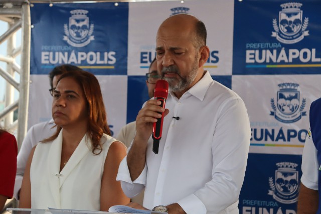Prefeito Robério Oliveira e a deputada Claudia Oliveira recebem a secretária estadual de saúde para assinatura de obras importantes