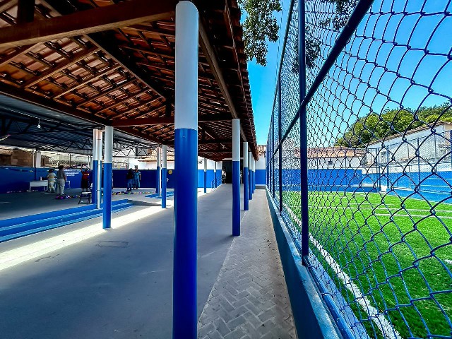 Escola Municipal Antônio Osório Batista, no Cambolo, recebe reforma completa e ganha quadra com grama sintética