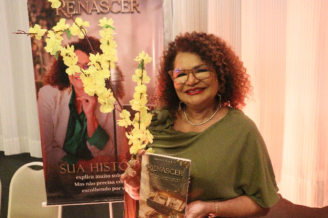 A noite desta 4ª feira 14/10, foi mais uma noite cultural, com o lançamento do livro RE.NASCER.