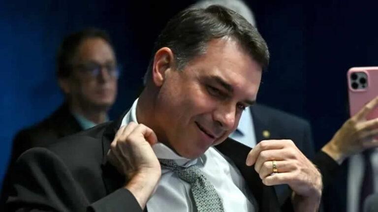 Aliados de Flávio Bolsonaro culpam IA por versões diferentes da carta golpista