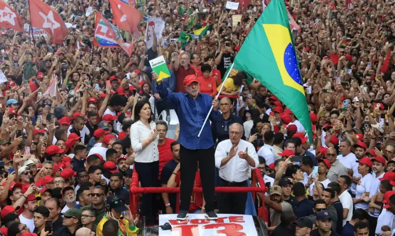 Lula transforma desvantagem no 1º turno em vitória histórica no 2º turno e conquista o quarto mandato presidencial