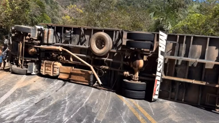 BR-222 é totalmente interditada no Ceará após tombamento de veículo