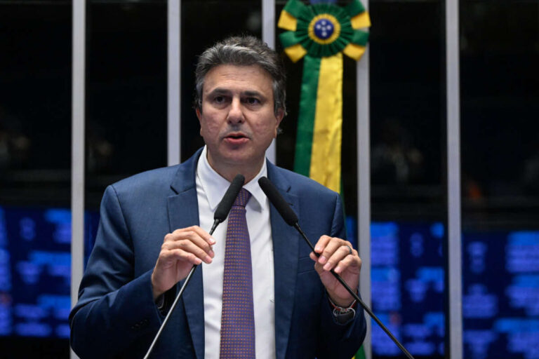 Camilo acusa Flávio de fugir de desafio de Lula e se omitir na entrega de documentos de sigilo
