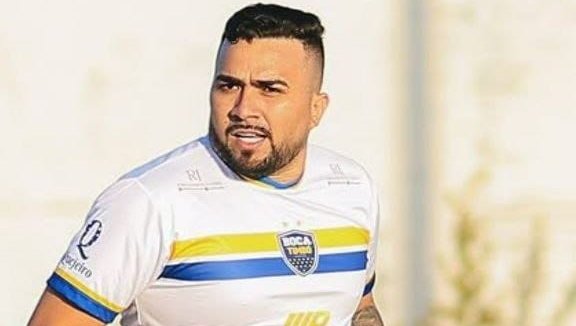 Jogador de futebol amador morre após ser baleado dentro do próprio carro