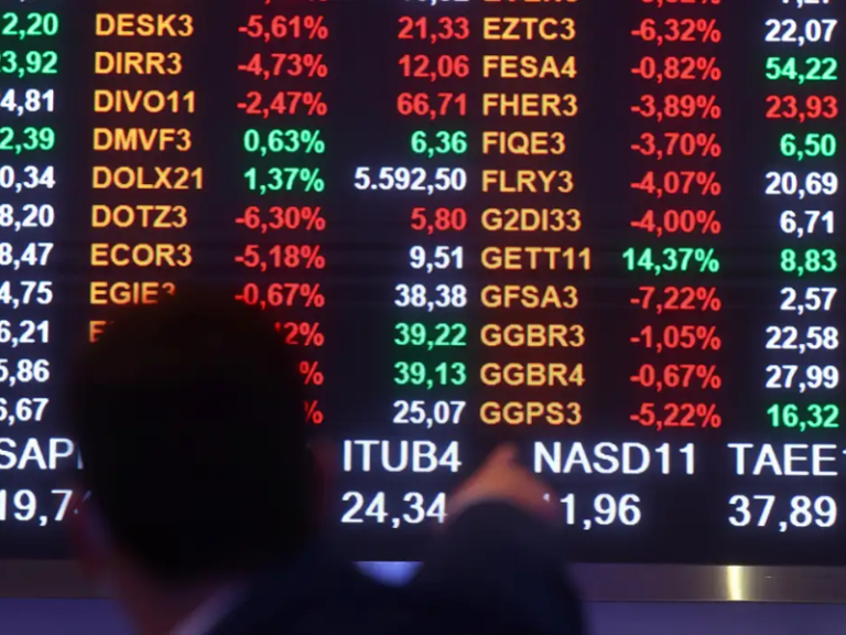 Dólar sobe quase 12% e chega a R$ 5,60; Bolsa aciona circuit breaker