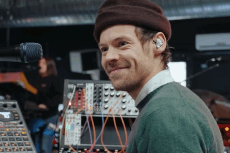 Harry Styles convida casal que ficou noivo em seu show para participar de clipe