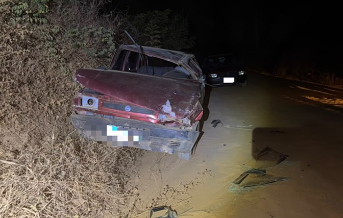 Motorista bate em três veículos estacionados, foge e capota carro em Licínio de Almeida
