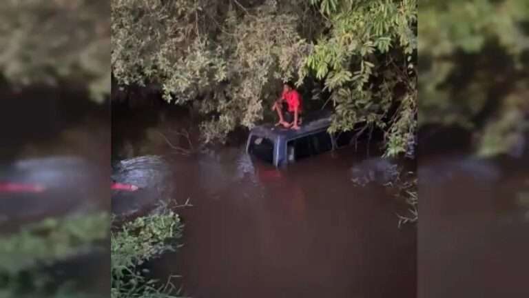 Estudantes são resgatados após van escolar perder freios e cair em rio no Recôncavo baiano