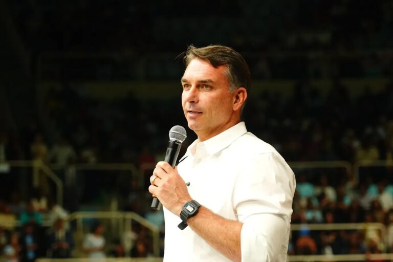 Bispos divulgam carta contra Flávio e dizem que candidatura ameaça democracia, soberania e bem comum