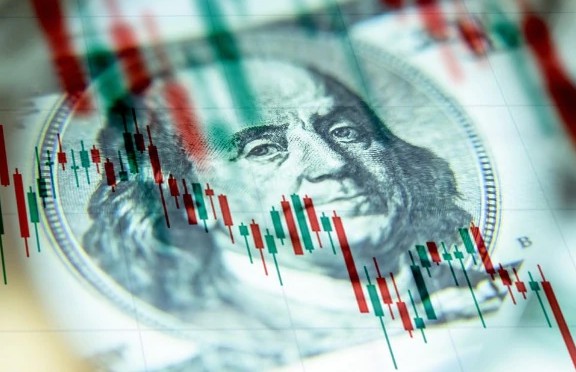Dólar e Bolsa caem com novos dados de desemprego e empate entre Lula e Flávio em pesquisa