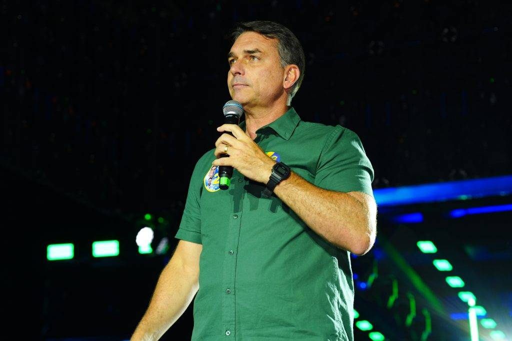 Flávio Bolsonaro descumpre prazo do STF e não entrega passaporte à PF