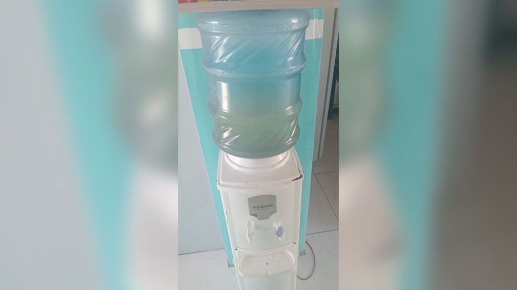 IMPRÓPRIA PARA CONSUMO: mãe de aluna filma bebedouro com água “barrenta” em escola infantil em Sento Sé e cobra providências; veja o vídeo