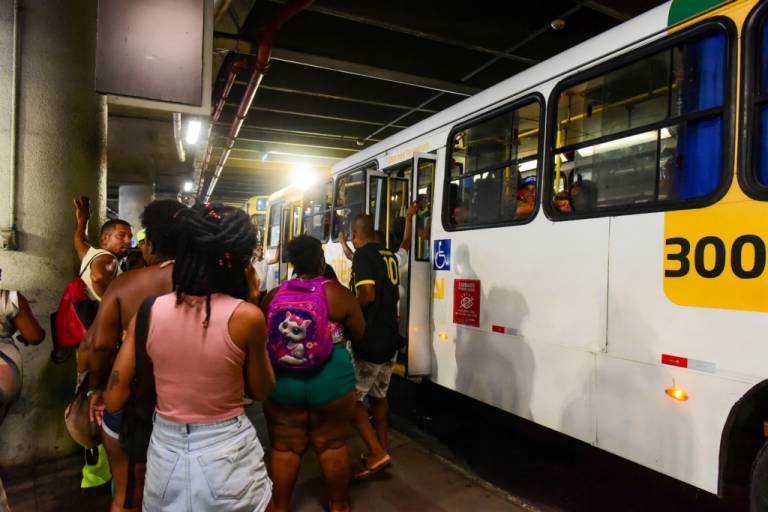 Pagamento de ônibus por QR Code chega às estações Águas Claras e Mussurunga